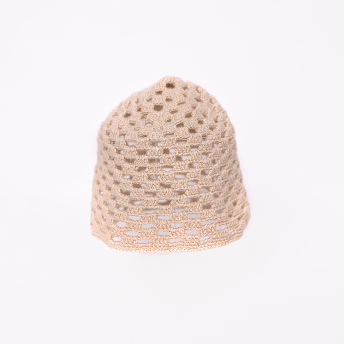 Gorro Luna artesanal, tejido a mano en algodón por la comunidad Wayuu en Colombia. Reflejo de la tradición, creatividad y técnicas ancestrales de las tejedoras Wayuu.