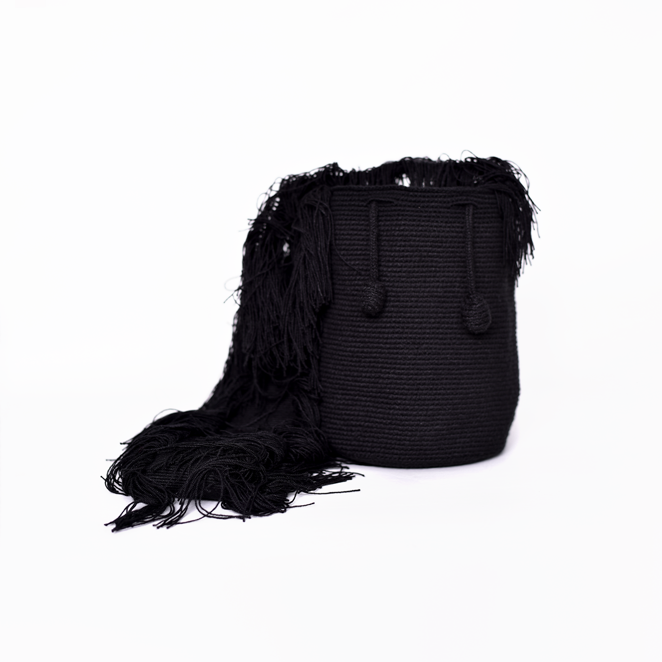 Mochila Flecos, pieza artesanal hecha a mano por artesanas de la comunidad Wayuu en el norte de Colombia. Confeccionada con hilos de algodón y flecos de seda dorada, combina la tradición Wayuu con un diseño vibrante y sofisticado. Su asa larga permite llevarla cruzada, ofreciendo un accesorio único, versátil y lleno de personalidad. Mochila Wayuu, Mochila artesanal, mochila colombiana.