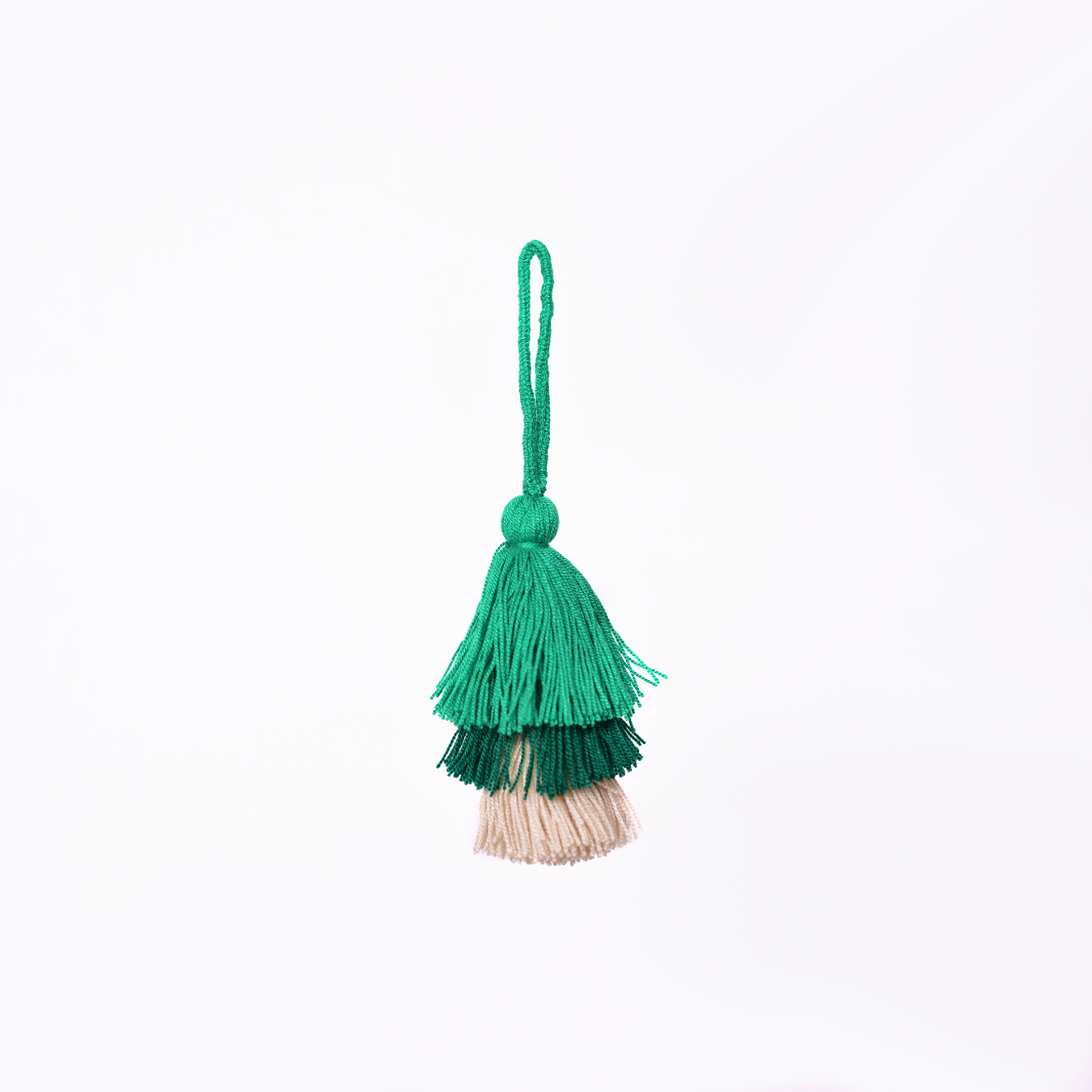 Bailarina Wayuu artesanal, accesorio decorativo para bolsos.