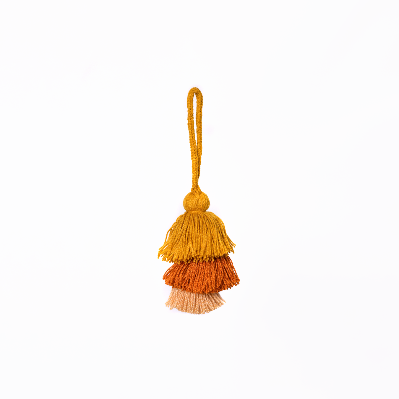 Bailarina Wayuu artesanal, accesorio decorativo para bolsos.