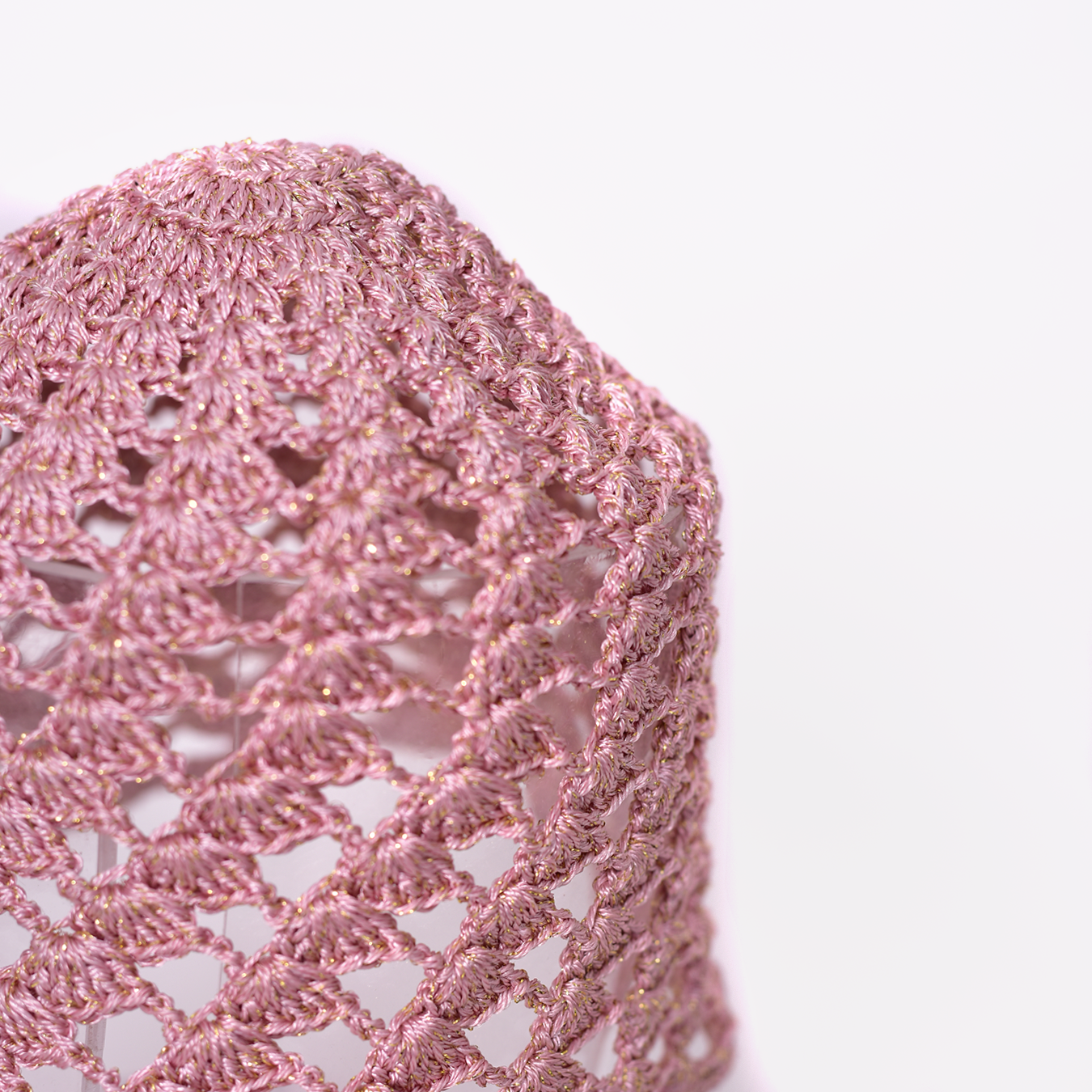 Gorro Cristal artesanal, tejido a mano con hilos de seda brillante por la comunidad Wayuu en Colombia. Diseño único que refleja el mestizaje cultural y la habilidad de sus artesanas.