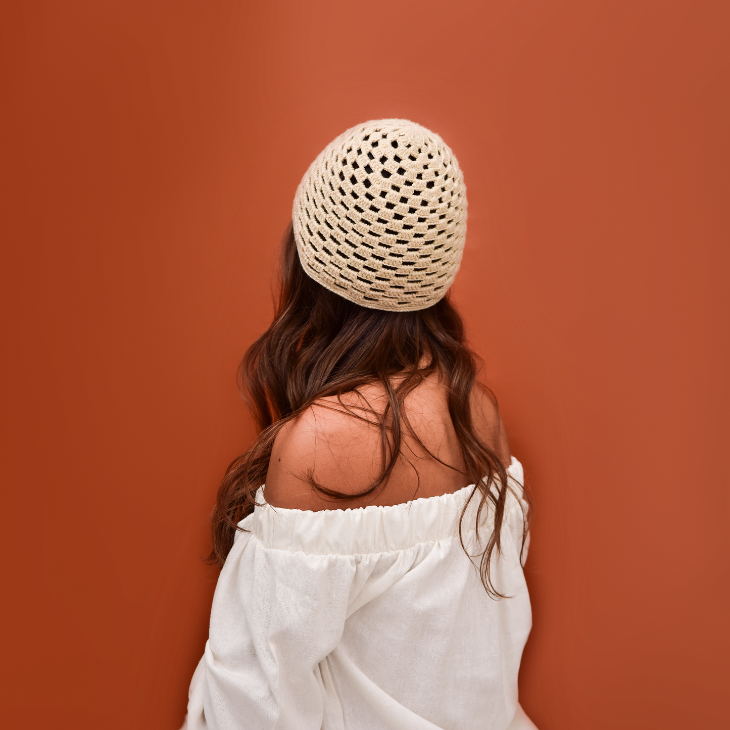Gorro Luna artesanal, tejido a mano en algodón por la comunidad Wayuu en Colombia. Reflejo de la tradición, creatividad y técnicas ancestrales de las tejedoras Wayuu.