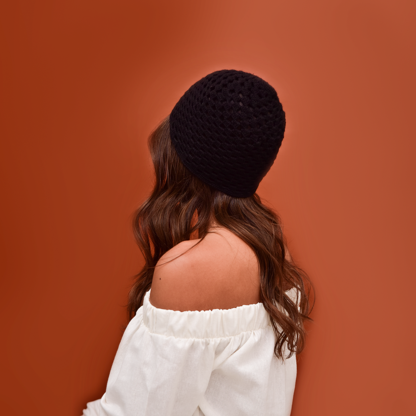 Gorro Luna artesanal, tejido a mano en algodón por la comunidad Wayuu en Colombia. Reflejo de la tradición, creatividad y técnicas ancestrales de las tejedoras Wayuu.