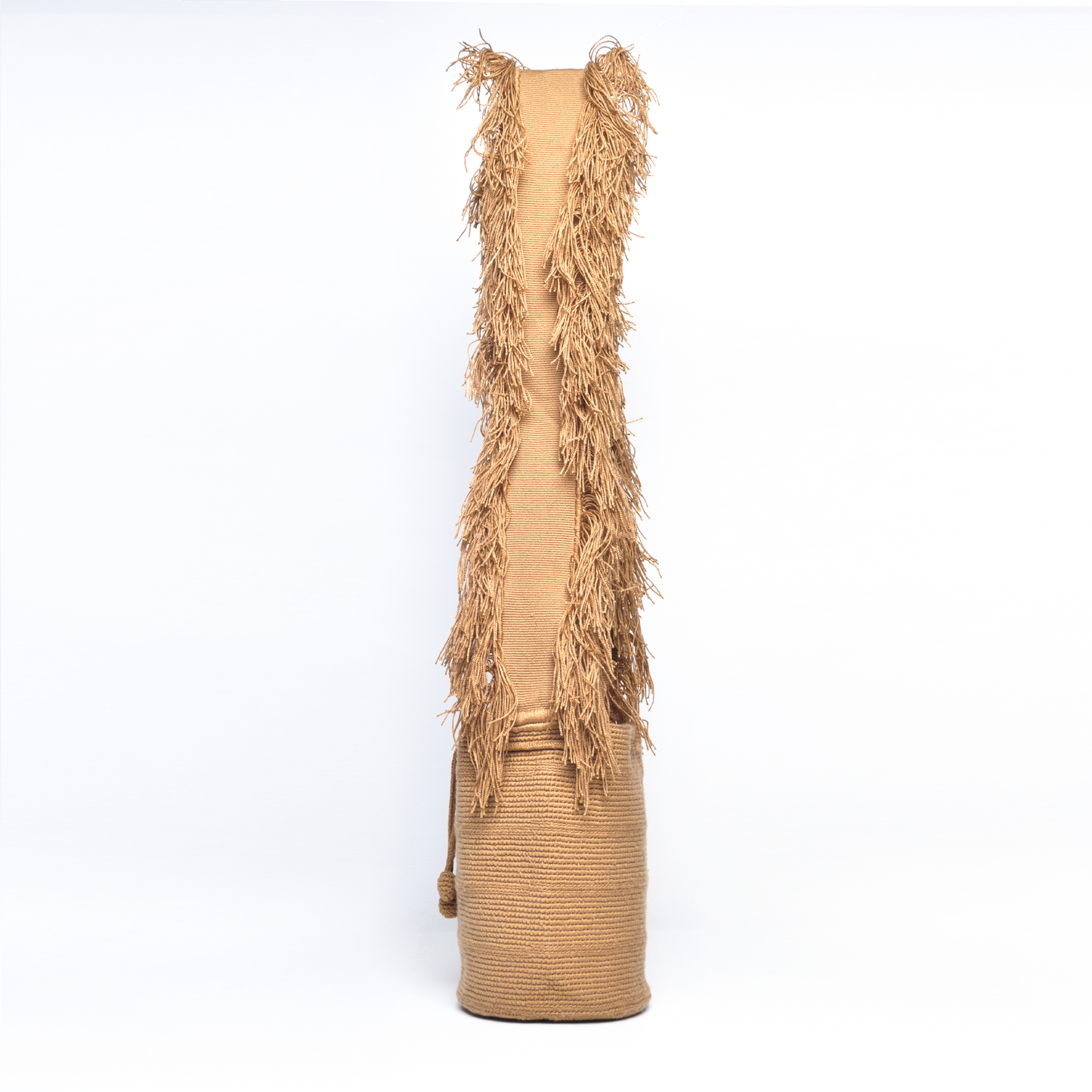 Mochila Flecos, pieza artesanal hecha a mano por artesanas de la comunidad Wayuu en el norte de Colombia. Confeccionada con hilos de algodón y flecos de seda dorada, combina la tradición Wayuu con un diseño vibrante y sofisticado. Su asa larga permite llevarla cruzada, ofreciendo un accesorio único, versátil y lleno de personalidad. Mochila Wayuu, Mochila artesanal, mochila colombiana.
