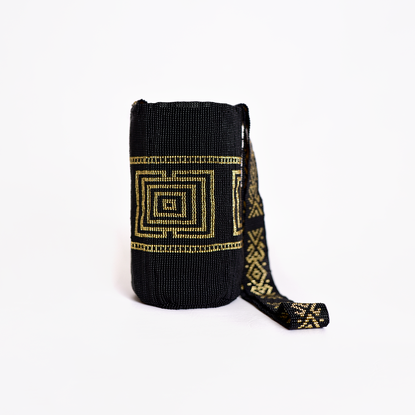 Mochila Tutu, pieza única hecha a mano por artesanos del Putumayo, Colombia. Confeccionada completamente con mostacillas, esta mochila refleja la riqueza artesanal de la región. Su diseño exclusivo fusiona tradición y sofisticación, con un acabado delicado y elegante, convirtiéndola en la opción perfecta para cualquier fiesta u ocasión especial.