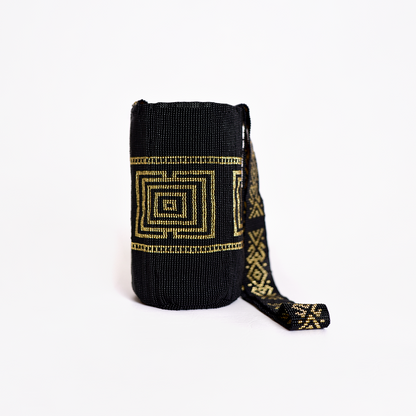 Mochila Tutu, pieza única hecha a mano por artesanos del Putumayo, Colombia. Confeccionada completamente con mostacillas, esta mochila refleja la riqueza artesanal de la región. Su diseño exclusivo fusiona tradición y sofisticación, con un acabado delicado y elegante, convirtiéndola en la opción perfecta para cualquier fiesta u ocasión especial.
