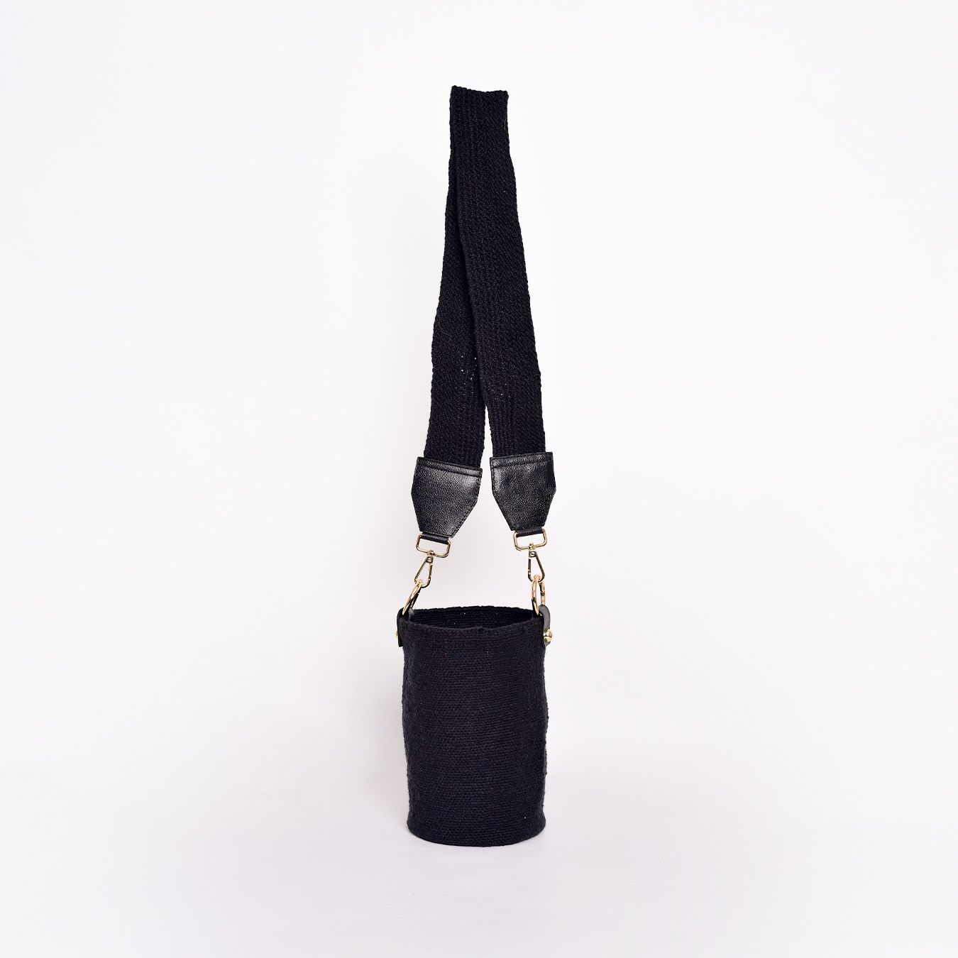 Mochila Carmen, mini mochila artesanal hecha a mano por artesanos Kankuamos en Colombia. Combina tejido artesanal con detalles en cuero y herrajes de alta calidad, fusionando tradición y modernidad en un diseño elegante y funcional. Ideal para quienes buscan un accesorio auténtico, práctico y sofisticado.