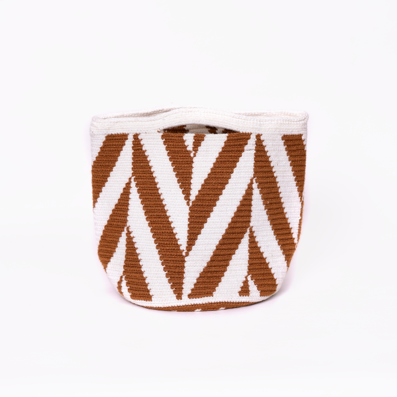 Sobre Lola Wayuu, bolso artesanal hecho a mano por talentosas artesanas de la comunidad Wayuu en el norte de Colombia. Este accesorio único fusiona la tradición y la modernidad con sus patrones geométricos y textura de alta calidad. Tejido a mano con hilos de algodón, es un bolso versátil y elegante, perfecto para llevar lo esencial con estilo.