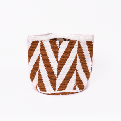 Sobre Lola Wayuu, bolso artesanal hecho a mano por talentosas artesanas de la comunidad Wayuu en el norte de Colombia. Este accesorio único fusiona la tradición y la modernidad con sus patrones geométricos y textura de alta calidad. Tejido a mano con hilos de algodón, es un bolso versátil y elegante, perfecto para llevar lo esencial con estilo.