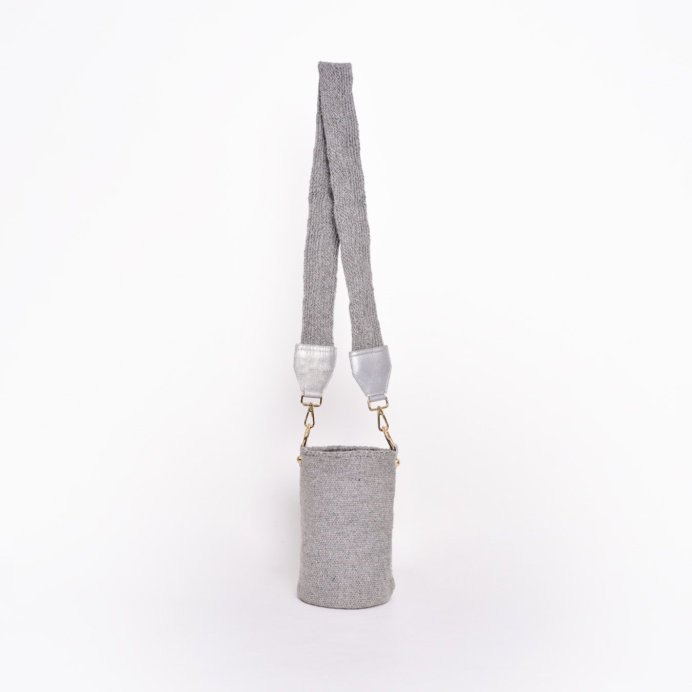 Mochila Carmen, mini mochila artesanal hecha a mano por artesanos Kankuamos en Colombia. Combina tejido artesanal con detalles en cuero y herrajes de alta calidad, fusionando tradición y modernidad en un diseño elegante y funcional. Ideal para quienes buscan un accesorio auténtico, práctico y sofisticado.