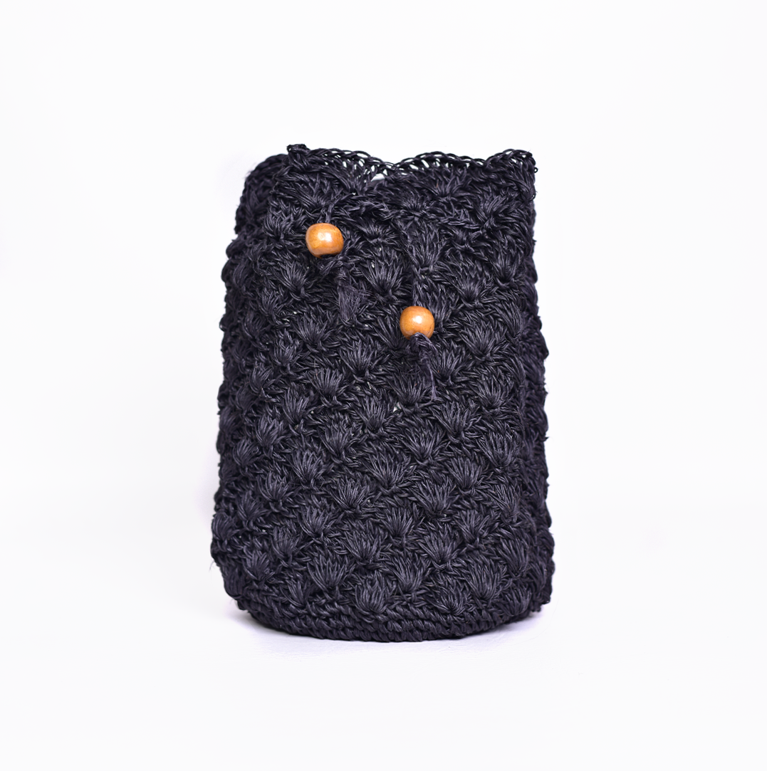 Mochila Abanico, bolso artesanal tejido a mano con material de fique por artesanos de Santander, Colombia. Su diseño único, inspirado en los abanicos tradicionales, combina un toque rústico y sofisticado. Ideal para quienes buscan moda auténtica, ecológica y con historia, esta mochila fusiona elegancia, tradición y sostenibilidad en cada detalle.