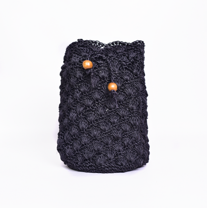 Mochila Abanico, bolso artesanal tejido a mano con material de fique por artesanos de Santander, Colombia. Su diseño único, inspirado en los abanicos tradicionales, combina un toque rústico y sofisticado. Ideal para quienes buscan moda auténtica, ecológica y con historia, esta mochila fusiona elegancia, tradición y sostenibilidad en cada detalle.