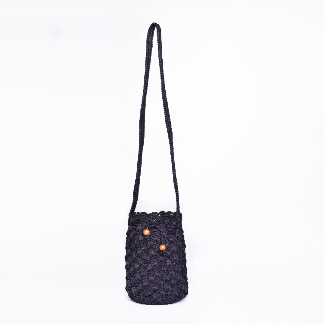 Mochila Abanico, bolso artesanal tejido a mano con material de fique por artesanos de Santander, Colombia. Su diseño único, inspirado en los abanicos tradicionales, combina un toque rústico y sofisticado. Ideal para quienes buscan moda auténtica, ecológica y con historia, esta mochila fusiona elegancia, tradición y sostenibilidad en cada detalle.