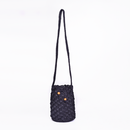 Mochila Abanico, bolso artesanal tejido a mano con material de fique por artesanos de Santander, Colombia. Su diseño único, inspirado en los abanicos tradicionales, combina un toque rústico y sofisticado. Ideal para quienes buscan moda auténtica, ecológica y con historia, esta mochila fusiona elegancia, tradición y sostenibilidad en cada detalle.