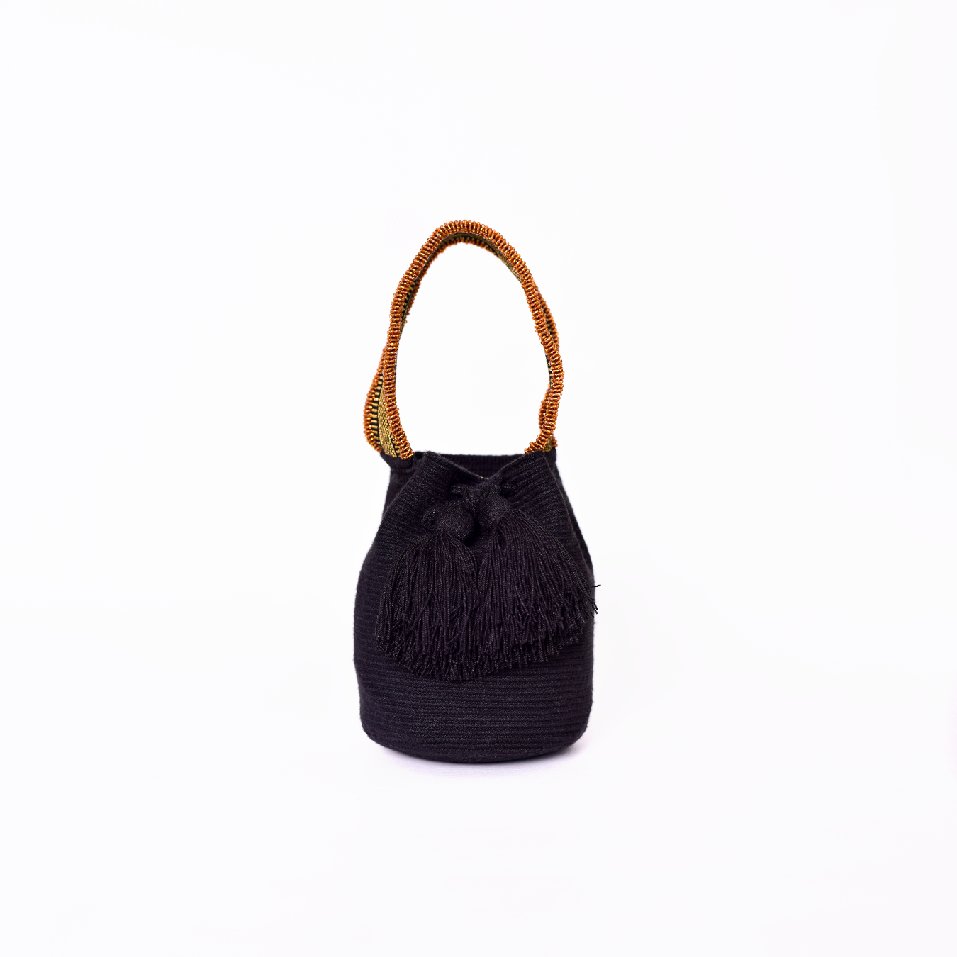 Mochila Suyan artesanal color negro, tejida a mano por la comunidad Wayuu en el norte de Colombia. Hecha con hilos de algodón y decorada con mostacilla dorada, destaca por su diseño elegante y detalles sofisticados. Mochila de fiesta, mochila wayuu, bolso de fiesta.