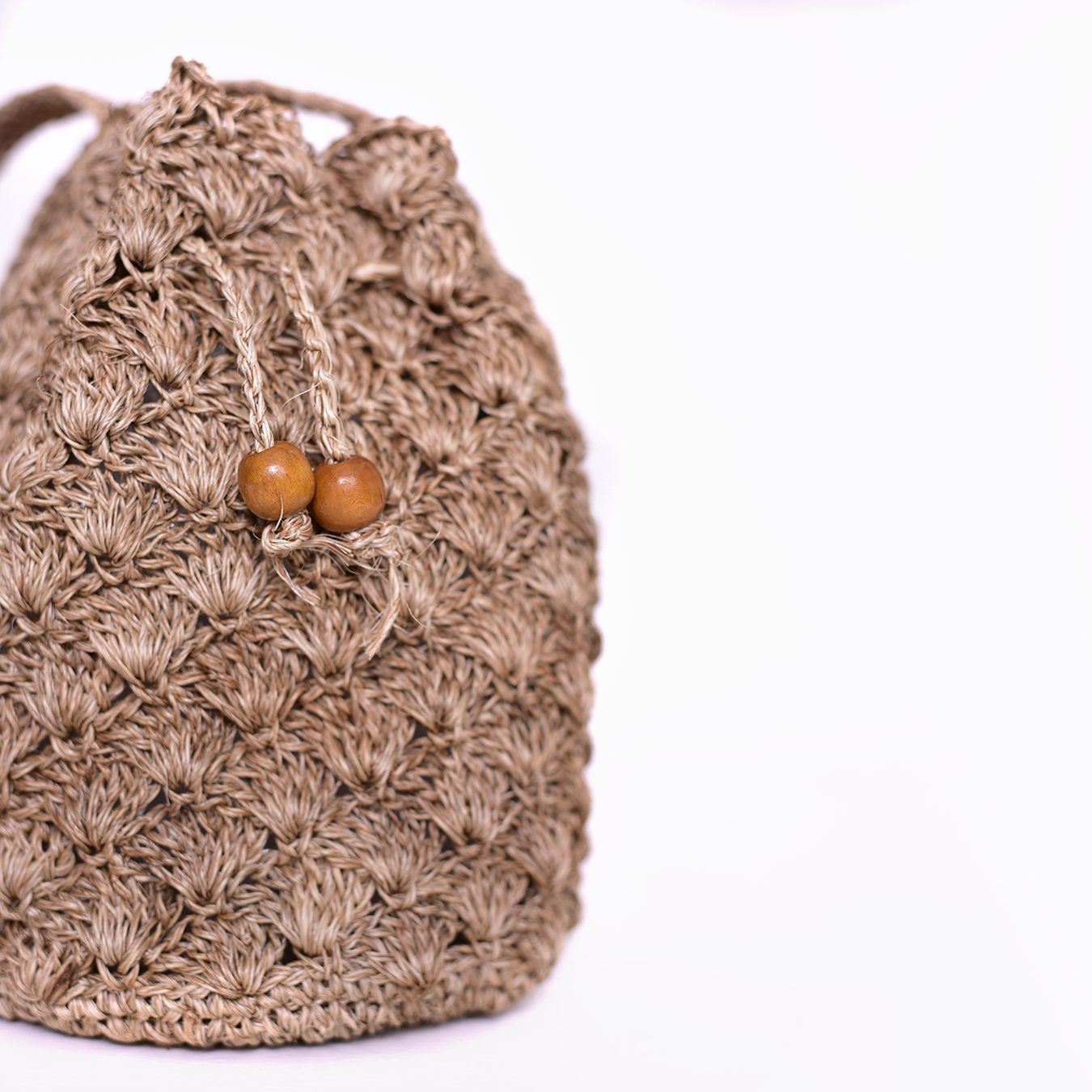 Mochila Abanico, bolso artesanal tejido a mano con material de fique por artesanos de Santander, Colombia. Su diseño único, inspirado en los abanicos tradicionales, combina un toque rústico y sofisticado. Ideal para quienes buscan moda auténtica, ecológica y con historia, esta mochila fusiona elegancia, tradición y sostenibilidad en cada detalle.