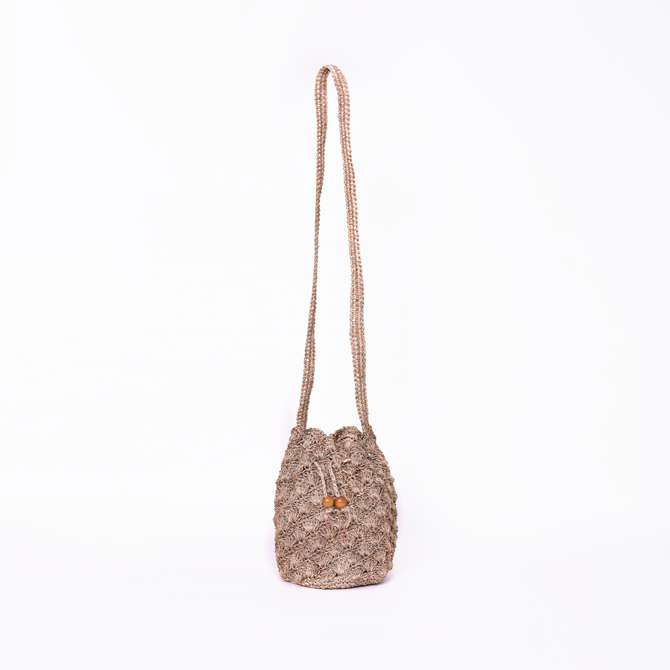 Mochila Abanico, bolso artesanal tejido a mano con material de fique por artesanos de Santander, Colombia. Su diseño único, inspirado en los abanicos tradicionales, combina un toque rústico y sofisticado. Ideal para quienes buscan moda auténtica, ecológica y con historia, esta mochila fusiona elegancia, tradición y sostenibilidad en cada detalle.