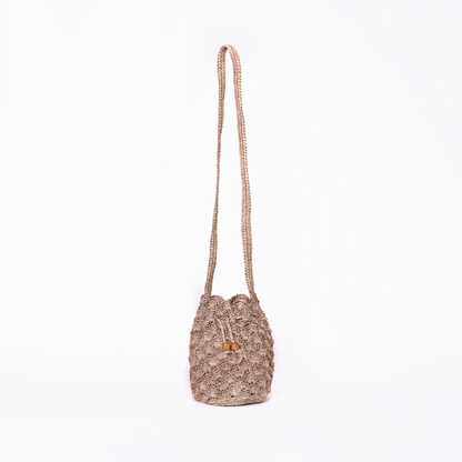 Mochila Abanico, bolso artesanal tejido a mano con material de fique por artesanos de Santander, Colombia. Su diseño único, inspirado en los abanicos tradicionales, combina un toque rústico y sofisticado. Ideal para quienes buscan moda auténtica, ecológica y con historia, esta mochila fusiona elegancia, tradición y sostenibilidad en cada detalle.