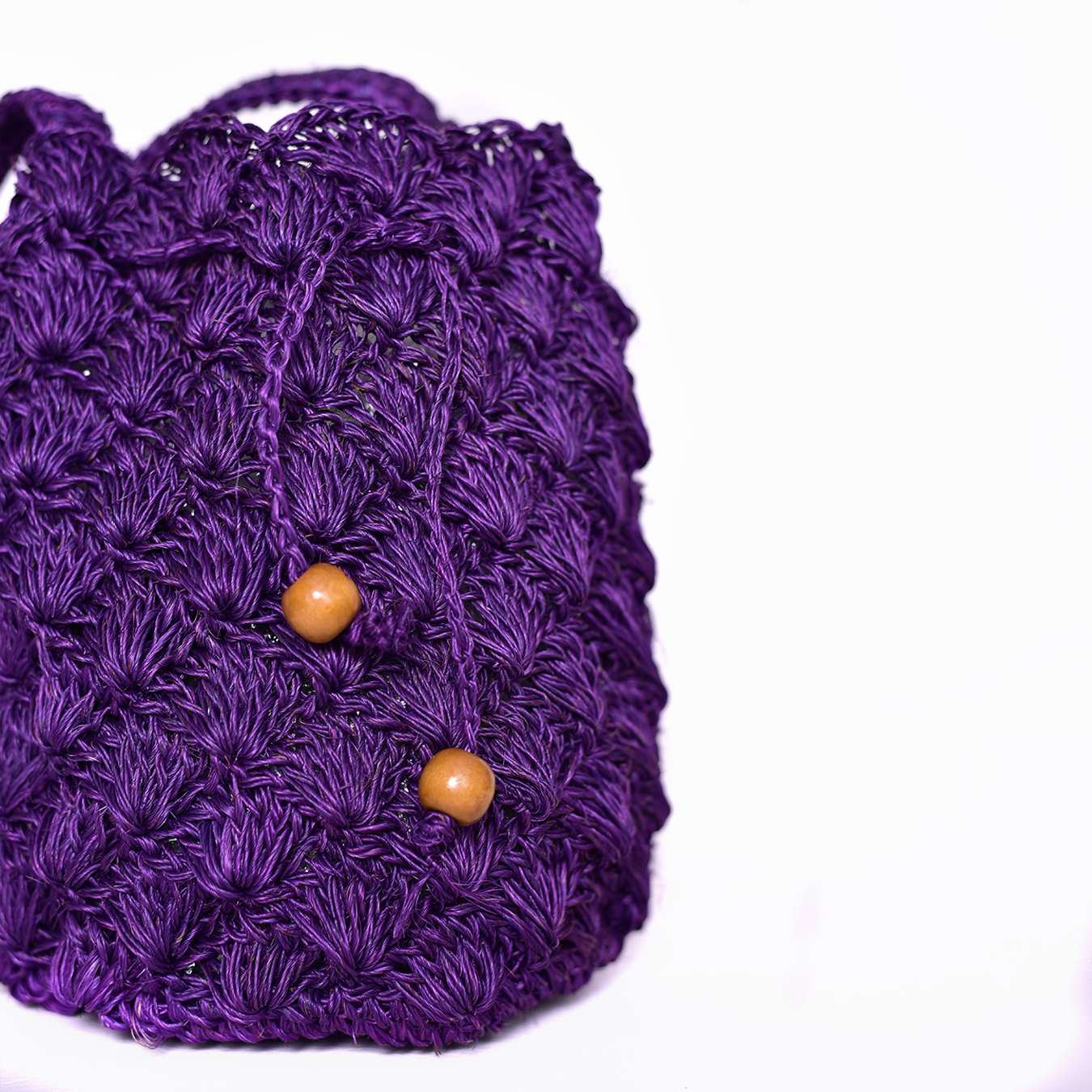 Mochila Abanico, bolso artesanal tejido a mano con material de fique por artesanos de Santander, Colombia. Su diseño único, inspirado en los abanicos tradicionales, combina un toque rústico y sofisticado. Ideal para quienes buscan moda auténtica, ecológica y con historia, esta mochila fusiona elegancia, tradición y sostenibilidad en cada detalle.