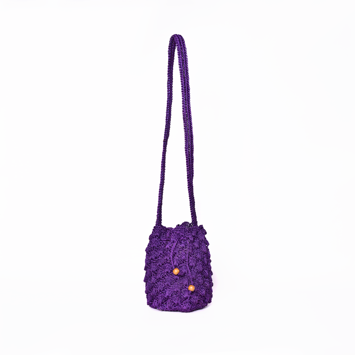 Mochila Abanico, bolso artesanal tejido a mano con material de fique por artesanos de Santander, Colombia. Su diseño único, inspirado en los abanicos tradicionales, combina un toque rústico y sofisticado. Ideal para quienes buscan moda auténtica, ecológica y con historia, esta mochila fusiona elegancia, tradición y sostenibilidad en cada detalle.