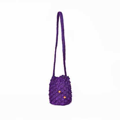 Mochila Abanico, bolso artesanal tejido a mano con material de fique por artesanos de Santander, Colombia. Su diseño único, inspirado en los abanicos tradicionales, combina un toque rústico y sofisticado. Ideal para quienes buscan moda auténtica, ecológica y con historia, esta mochila fusiona elegancia, tradición y sostenibilidad en cada detalle.