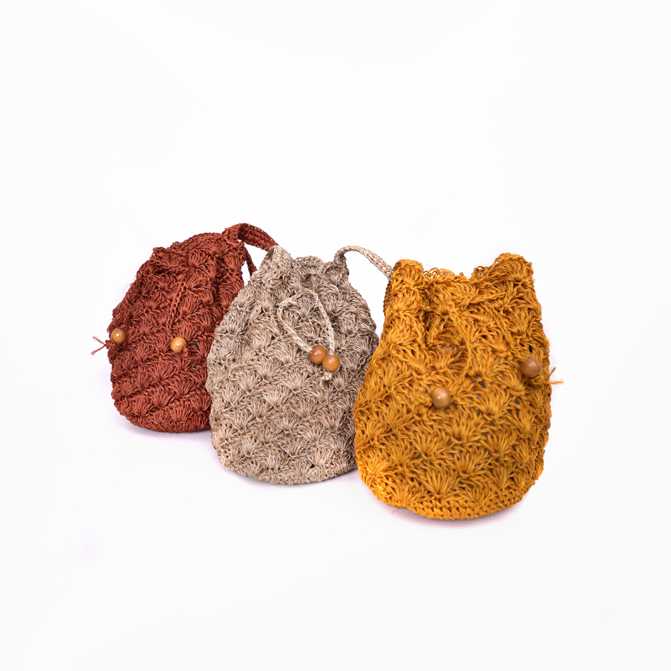 Mochila Abanico, bolso artesanal tejido a mano con material de fique por artesanos de Santander, Colombia. Su diseño único, inspirado en los abanicos tradicionales, combina un toque rústico y sofisticado. Ideal para quienes buscan moda auténtica, ecológica y con historia, esta mochila fusiona elegancia, tradición y sostenibilidad en cada detalle.