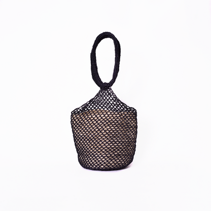 Bolso artesanal Ivanna tejido a mano en fibra natural de fique, hecho en Colombia. Accesorio sostenible, elegante y versátil para cualquier ocasión.