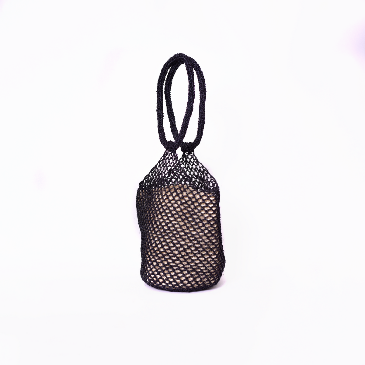 Bolso artesanal Ivanna tejido a mano en fibra natural de fique, hecho en Colombia. Accesorio sostenible, elegante y versátil para cualquier ocasión.