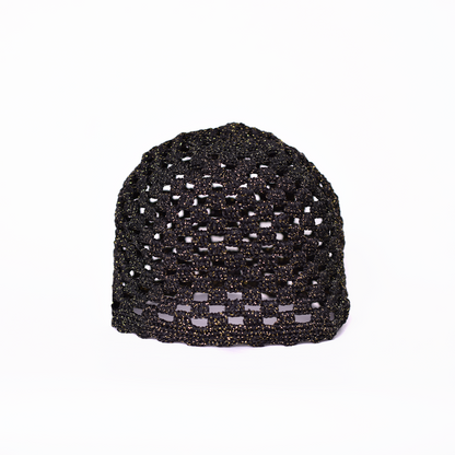 Gorro Cristal artesanal, tejido a mano con hilos de seda brillante por la comunidad Wayuu en Colombia. Diseño único que refleja el mestizaje cultural y la habilidad de sus artesanas.