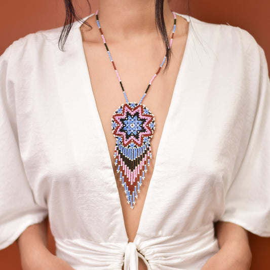 Collar Mandala artesanal, tejido a mano con chaquira mostacilla por la comunidad Emberá en Colombia. Diseño inspirado en el mandala, símbolo de armonía y espiritualidad.