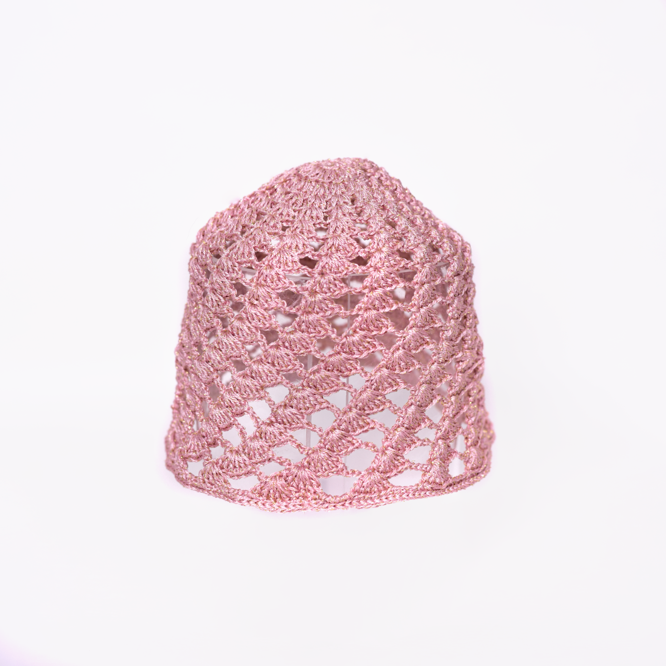 Gorro Cristal artesanal, tejido a mano con hilos de seda brillante por la comunidad Wayuu en Colombia. Diseño único que refleja el mestizaje cultural y la habilidad de sus artesanas.