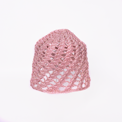 Gorro Cristal artesanal, tejido a mano con hilos de seda brillante por la comunidad Wayuu en Colombia. Diseño único que refleja el mestizaje cultural y la habilidad de sus artesanas.