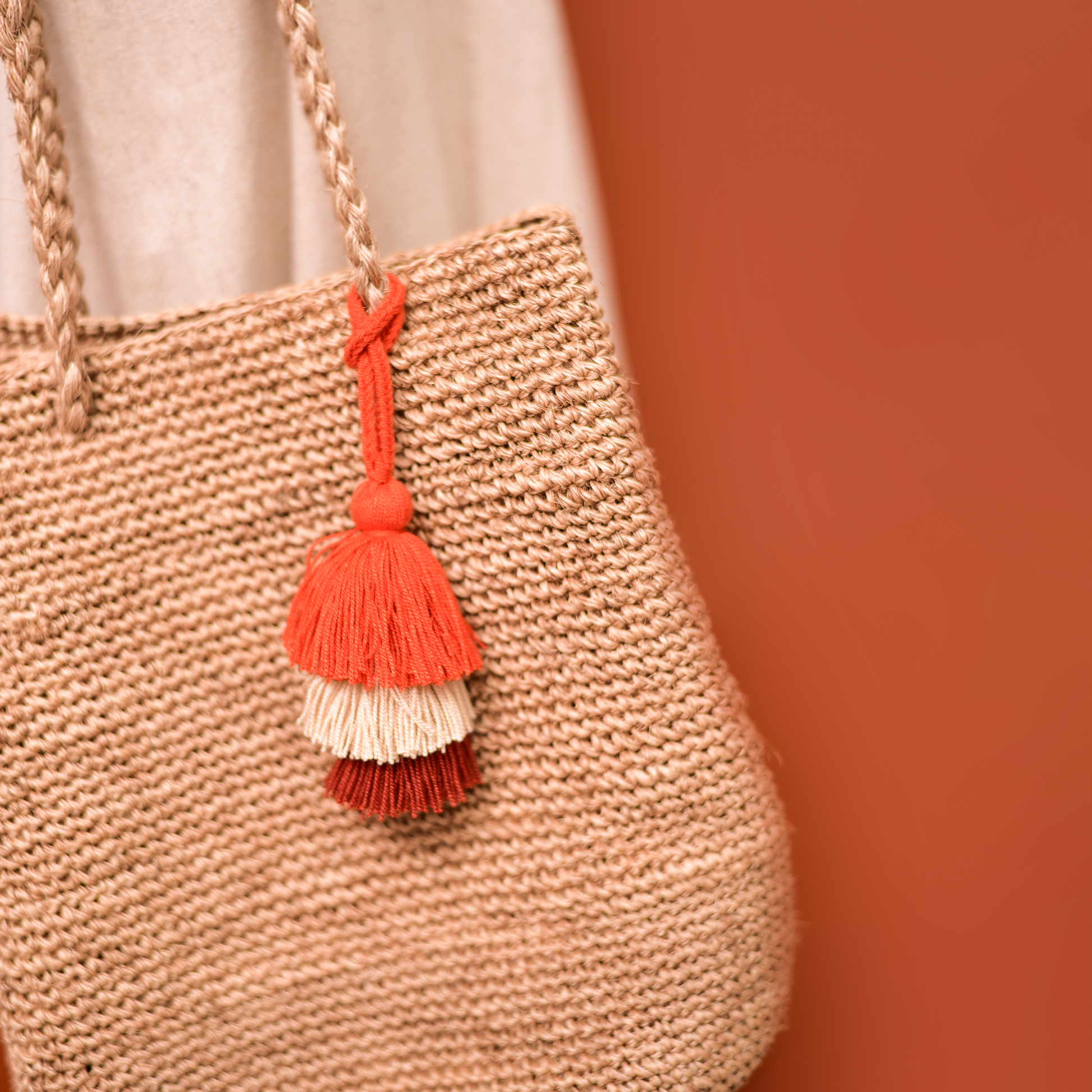 Bailarina Wayuu artesanal, accesorio decorativo para bolsos.