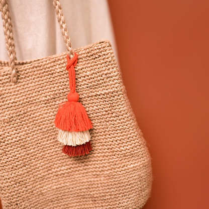 Bailarina Wayuu artesanal, accesorio decorativo para bolsos.