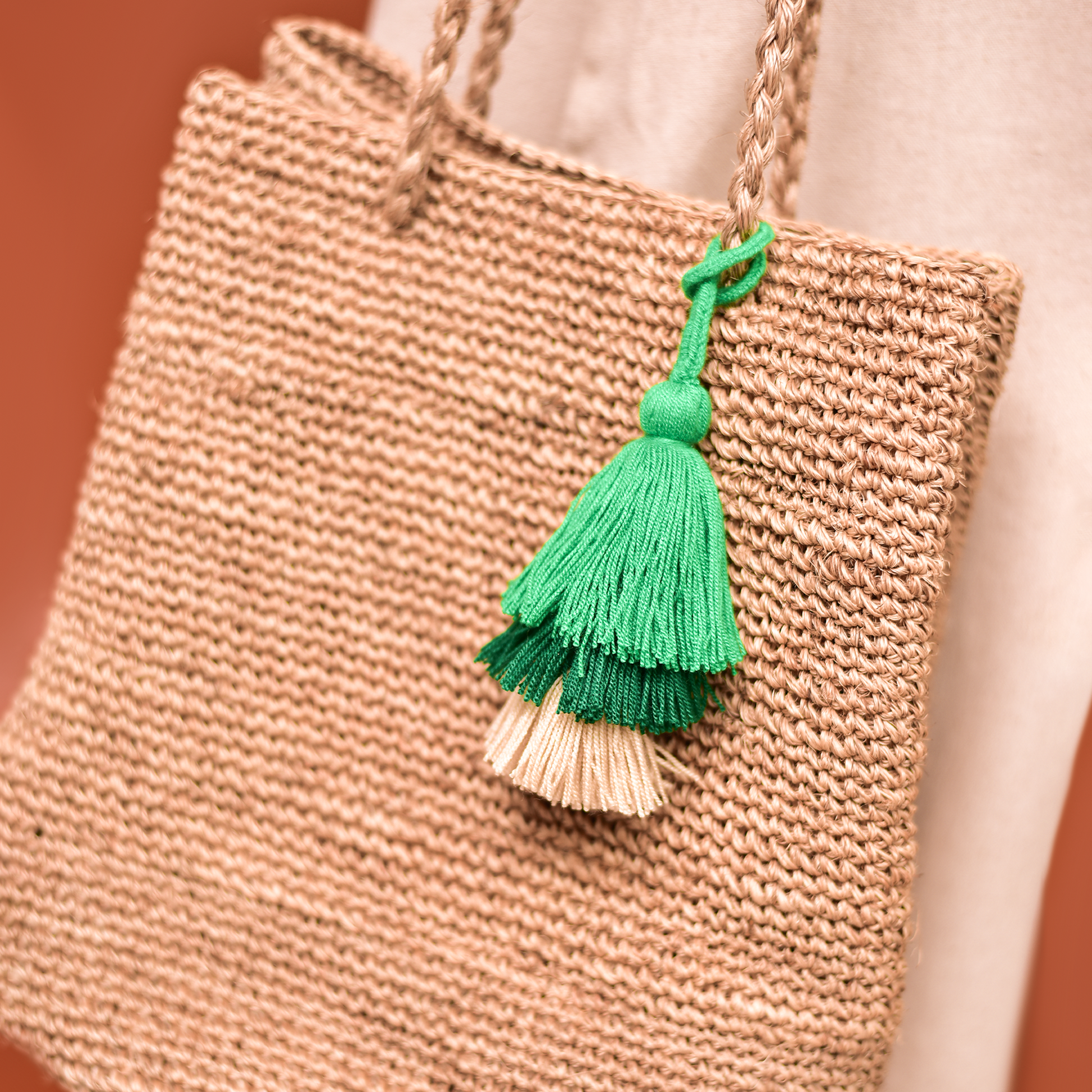 Bailarina Wayuu artesanal, accesorio decorativo para bolsos.