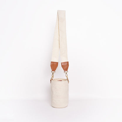 Mochila Carmen, mini mochila artesanal hecha a mano por artesanos Kankuamos en Colombia. Combina tejido artesanal con detalles en cuero y herrajes de alta calidad, fusionando tradición y modernidad en un diseño elegante y funcional. Ideal para quienes buscan un accesorio auténtico, práctico y sofisticado.