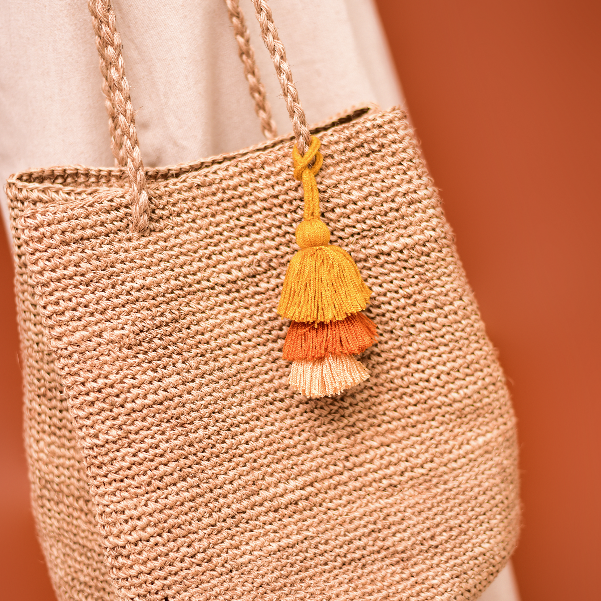 Bailarina Wayuu artesanal, accesorio decorativo para bolsos.