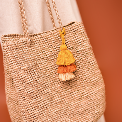 Bailarina Wayuu artesanal, accesorio decorativo para bolsos.