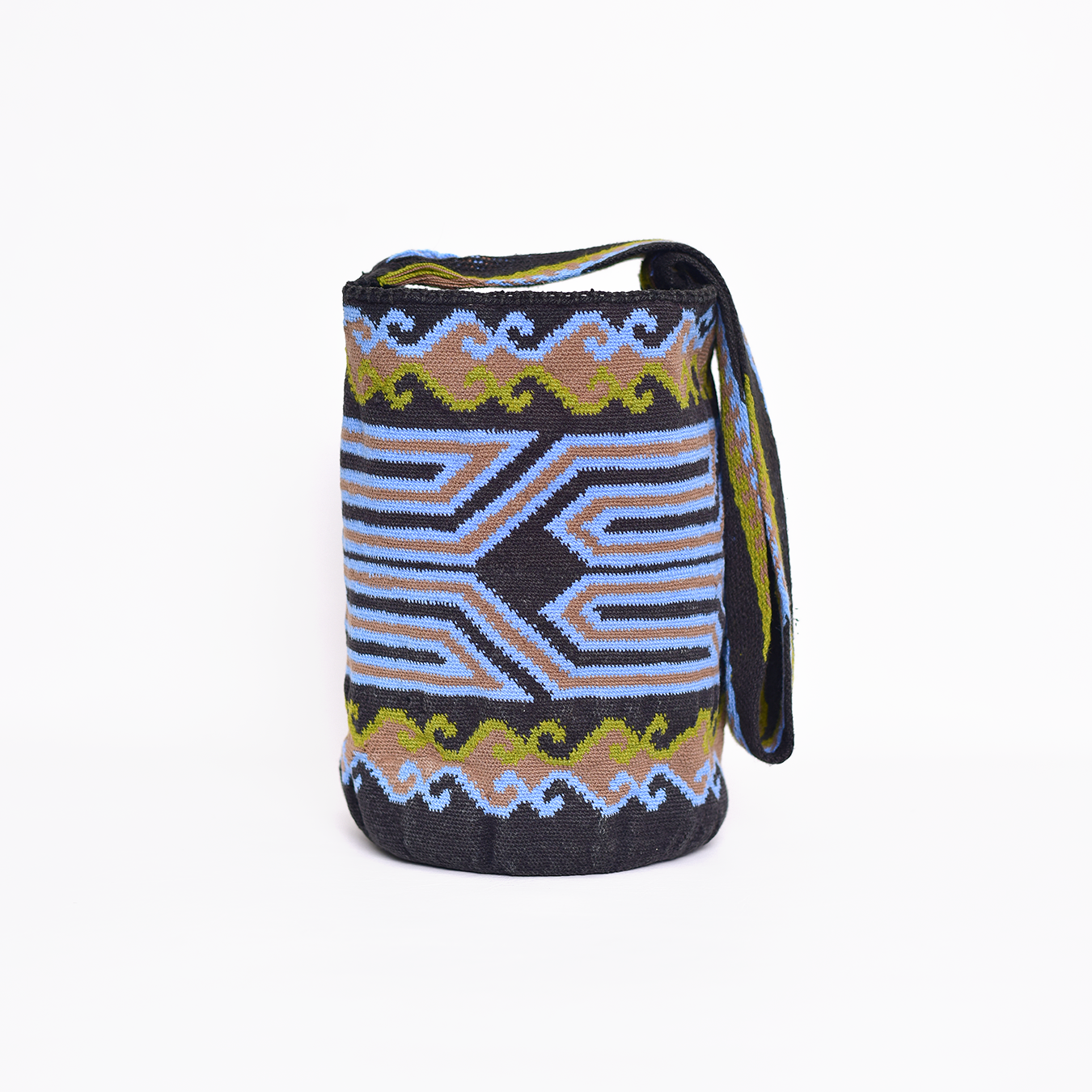 Mochila Poporo, bolso artesanal colombiano tejido a mano por artesanas Arhuacas de la Sierra Nevada. Elaborada con lana de oveja e hilos de algodón teñidos con tintes naturales. Incluye gasa de largo especial y diseño funcional que respeta la tradición Arhuaca. Pieza única que representa el conocimiento ancestral y la conexión con la naturaleza.