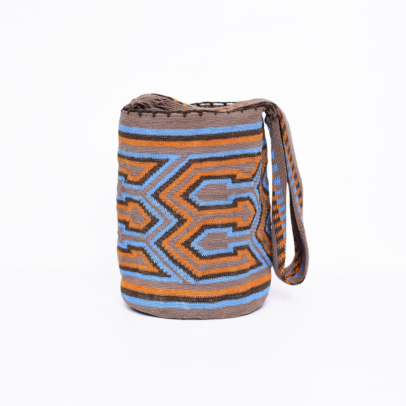 Mochila Poporo, bolso artesanal colombiano tejido a mano por artesanas Arhuacas de la Sierra Nevada. Elaborada con lana de oveja e hilos de algodón teñidos con tintes naturales. Incluye gasa de largo especial y diseño funcional que respeta la tradición Arhuaca. Pieza única que representa el conocimiento ancestral y la conexión con la naturaleza.