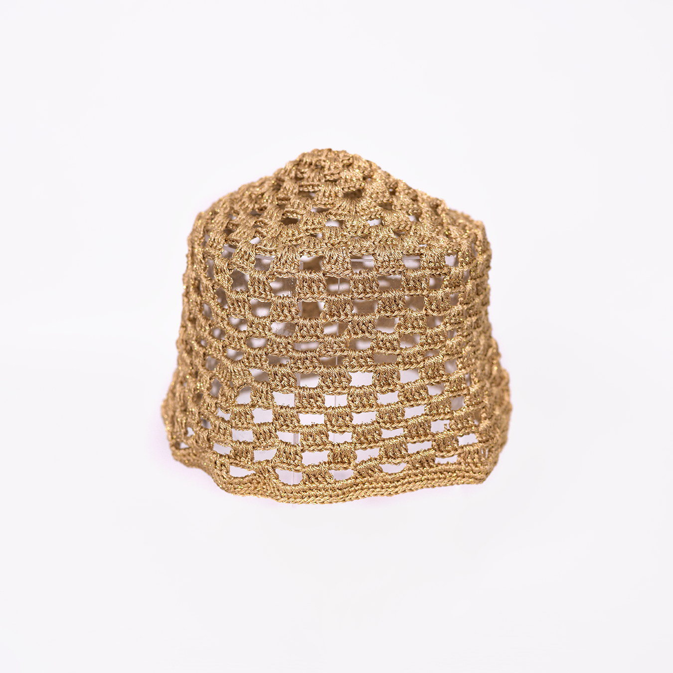 Gorro Cristal artesanal, tejido a mano con hilos de seda brillante por la comunidad Wayuu en Colombia. Diseño único que refleja el mestizaje cultural y la habilidad de sus artesanas.