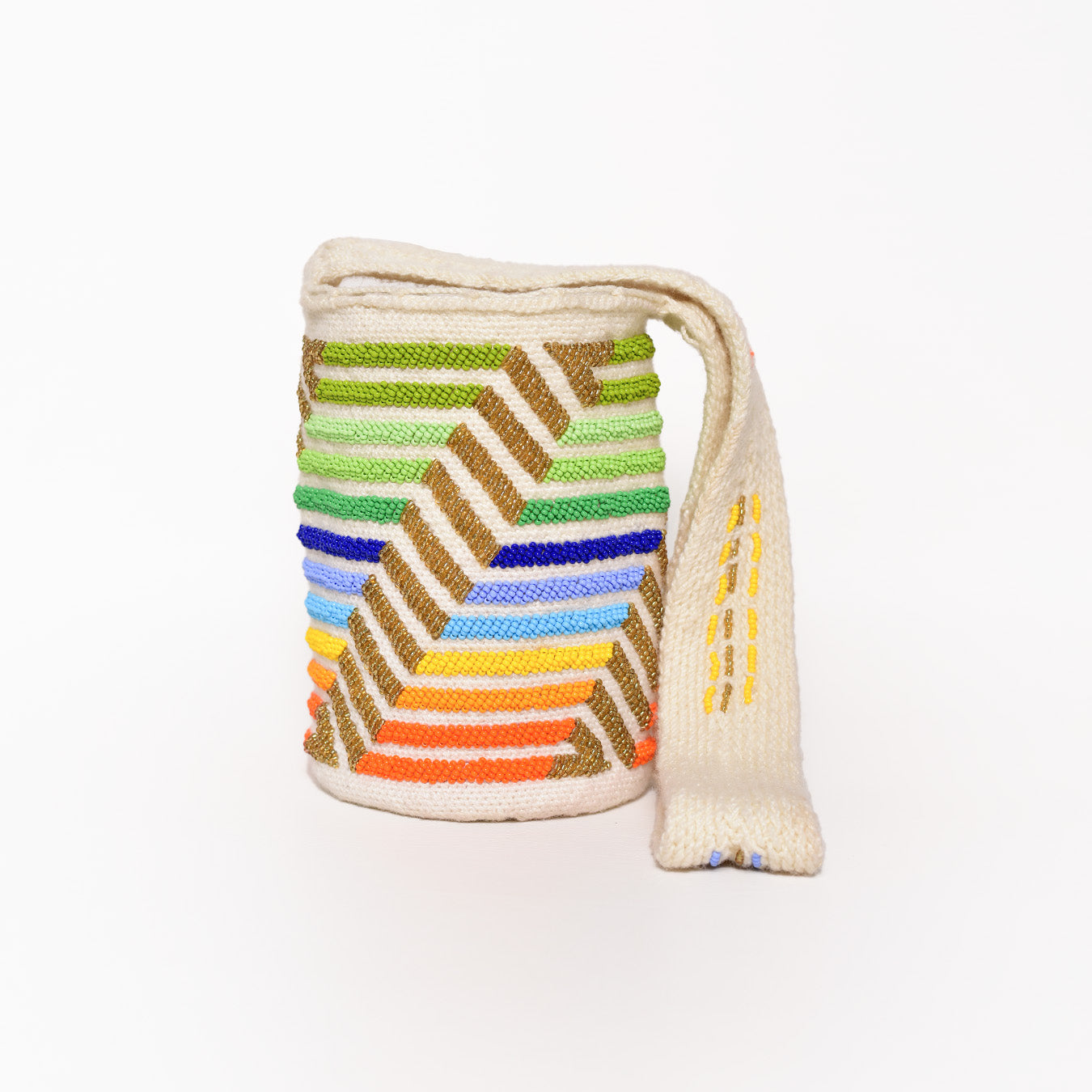 Mochila Paz, bolso artesanal recamado y hecho a mano con lana por artesanas de la comunidad Kankuama en la Sierra Nevada de Colombia. Su diseño exclusivo, adornado con mostacillas y gasa larga, refleja la identidad cultural y el arte de esta comunidad indígena. Cada pieza es única, fusionando tradición y elegancia en un accesorio versátil y auténtico.