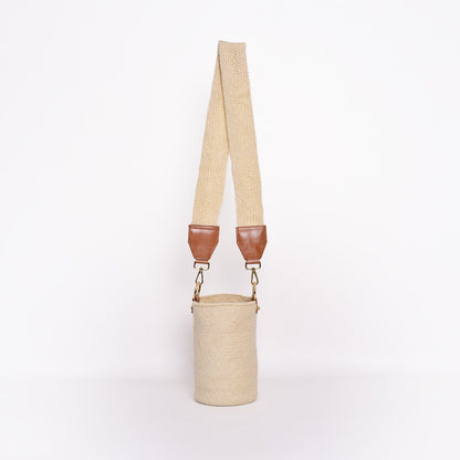 Mochila Carmen, mini mochila artesanal hecha a mano por artesanos Kankuamos en Colombia. Combina tejido artesanal con detalles en cuero y herrajes de alta calidad, fusionando tradición y modernidad en un diseño elegante y funcional. Ideal para quienes buscan un accesorio auténtico, práctico y sofisticado.