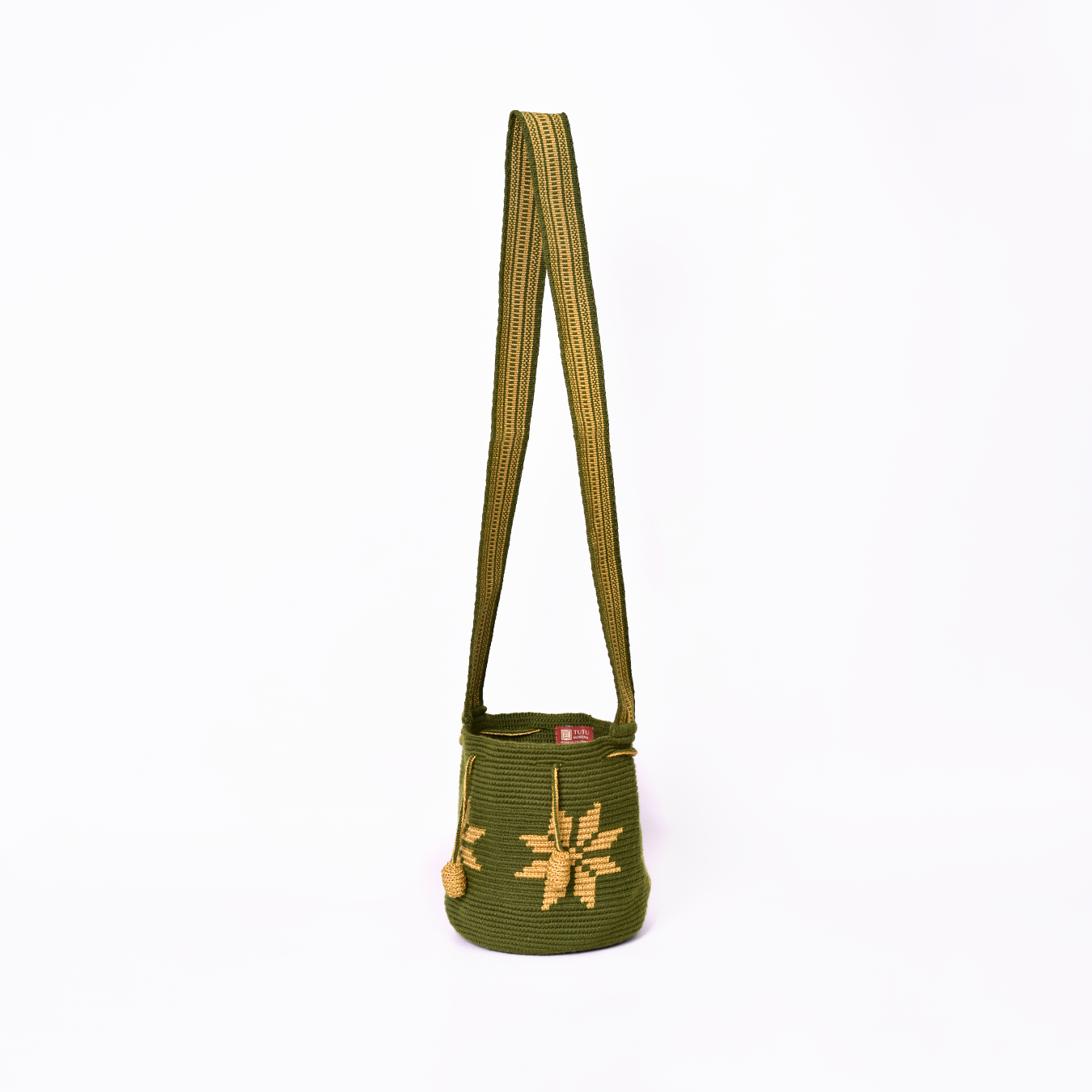 Mochila Marlen, mochila artesanal hecha a mano por artesanas de la comunidad Wayuu en el norte de Colombia. Tejida con hilos de algodón y seda dorada. Su diseño de flores tejidas aporta elegancia atemporal, mientras que su gasa larga y cordón ajustable. Mochila wayuu, mochila colombiana, bolso colombiano, bolso artesanal, mochila artesanal, color verde militar.