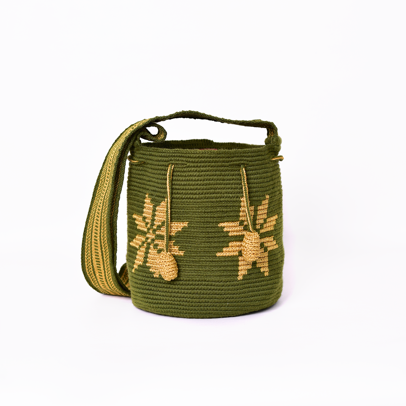 Mochila Marlen, mochila artesanal hecha a mano por artesanas de la comunidad Wayuu en el norte de Colombia. Tejida con hilos de algodón y seda dorada. Su diseño de flores tejidas aporta elegancia atemporal, mientras que su gasa larga y cordón ajustable. Mochila wayuu, mochila colombiana, bolso colombiano, bolso artesanal, mochila artesanal, color verde militar.