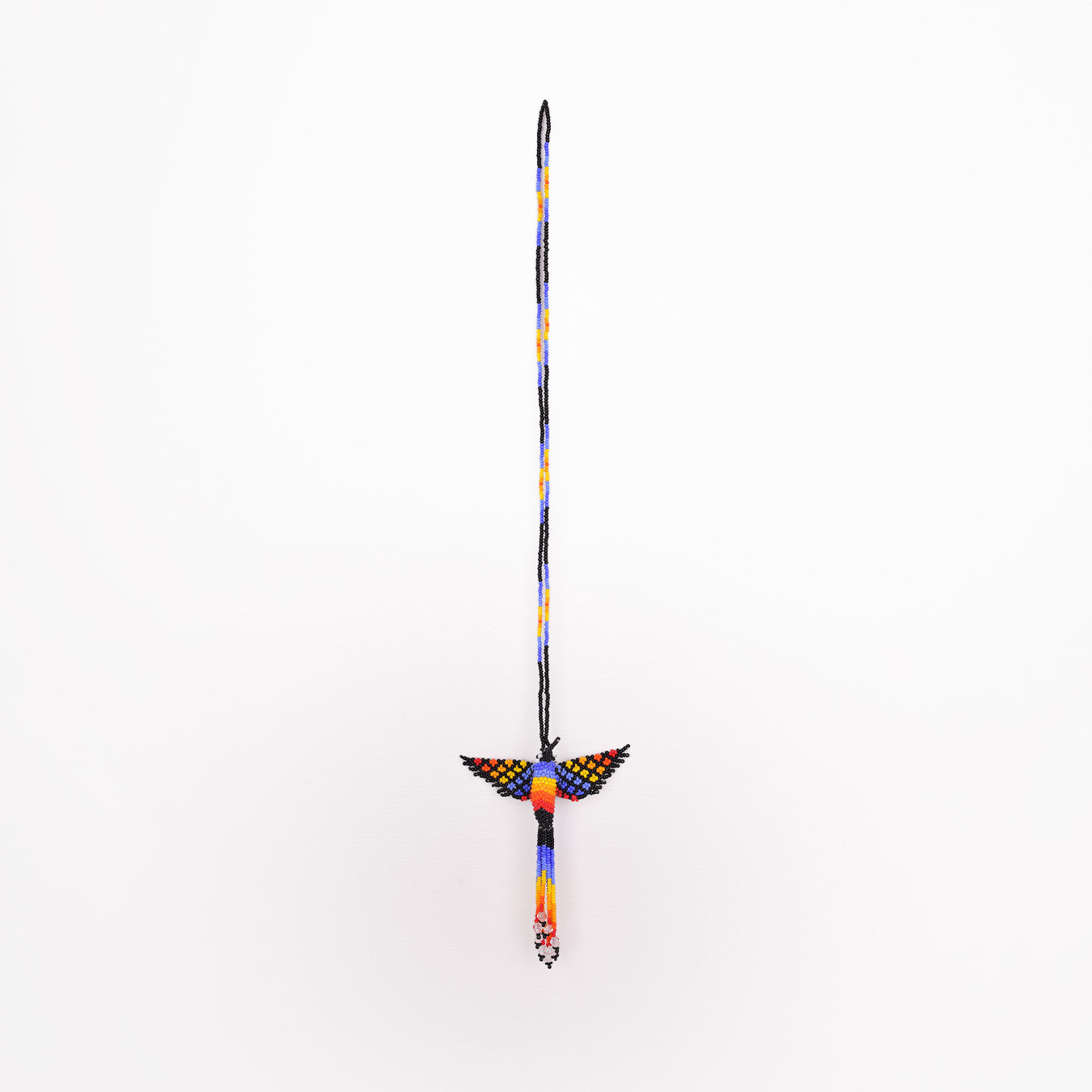Collar Colibrí artesanal, tejido a mano con mostacillas por la comunidad Emberá en Colombia. Diseño colorido inspirado en el colibrí, símbolo de alegría y libertad.