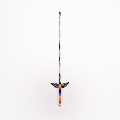 Collar Colibrí artesanal, tejido a mano con mostacillas por la comunidad Emberá en Colombia. Diseño colorido inspirado en el colibrí, símbolo de alegría y libertad.