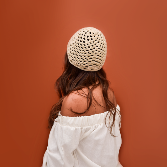 Gorro Luna artesanal, tejido a mano en algodón por la comunidad Wayuu en Colombia. Reflejo de la tradición, creatividad y técnicas ancestrales de las tejedoras Wayuu.