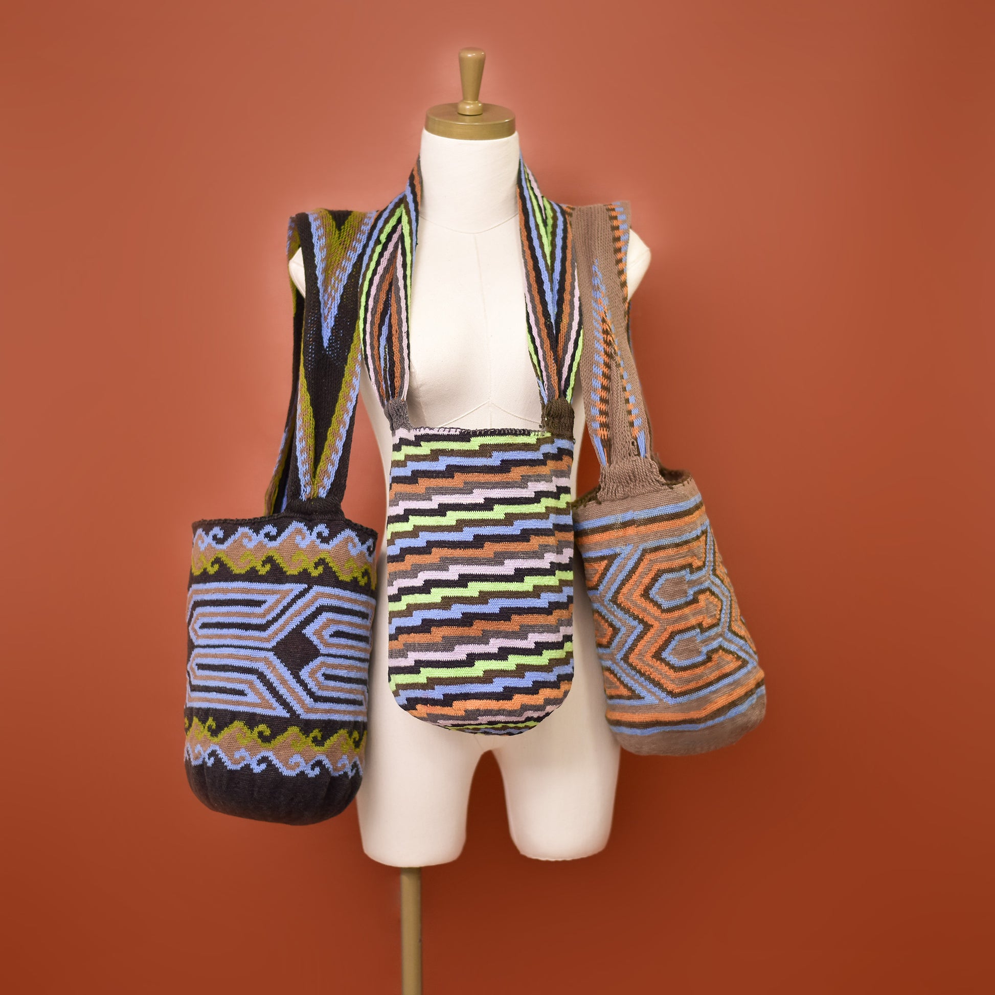 Mochila Poporo, bolso artesanal colombiano tejido a mano por artesanas Arhuacas de la Sierra Nevada. Elaborada con lana de oveja e hilos de algodón teñidos con tintes naturales. Incluye gasa de largo especial y diseño funcional que respeta la tradición Arhuaca. Pieza única que representa el conocimiento ancestral y la conexión con la naturaleza.