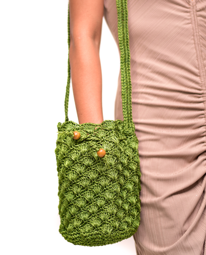 Mochila Abanico, bolso artesanal tejido a mano con material de fique por artesanos de Santander, Colombia. Su diseño único, inspirado en los abanicos tradicionales, combina un toque rústico y sofisticado. Ideal para quienes buscan moda auténtica, ecológica y con historia, esta mochila fusiona elegancia, tradición y sostenibilidad en cada detalle.